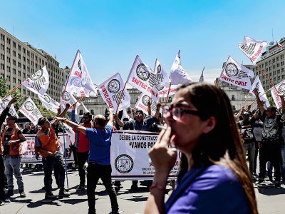 Manifestation devant le palais présidentiel de La Moneda à Santiago le 30 octobre 2019 - Martin BERNETTI [AFP]
