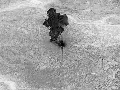 Image du Pentagone montrant la fumée provoquée par la destruction, par les forces américaines, du complexe syrien où se terrait le chef de l'EI. - Jose ROMERO [US Department of Defense/AFP]