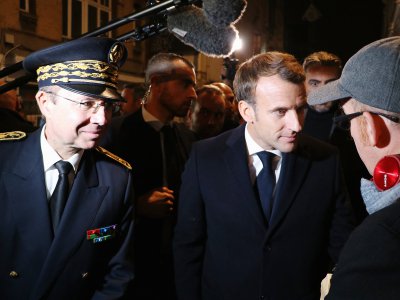 Emmanuel Macron, ici avec le préfet de Seine-Maritime, Pierre-André Durand, a rencontré des habitants durant sa visite surprise à Rouen, le mercredi 30 octobre 2019. - Amaury Tremblay