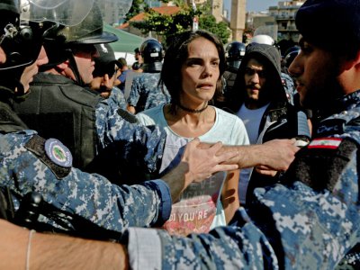 Les forces de sécurité tentent de dégager des manifestants antigouvernementaux bloquant une route dans le centre de Beyrouth le 31 octobre 2019 - Patrick BAZ [AFP]