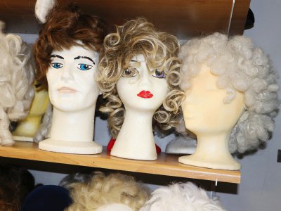 Des perruques pour homme et femme sont aussi proposées en magasin. - Marthe Rousseau
