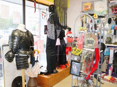 Le magasin Les fous du roy à Cherbourg (Manche) propose des costumes à la vente ou à la location, des chaussures, chapeaux, accessoires… - Marthe Rousseau
