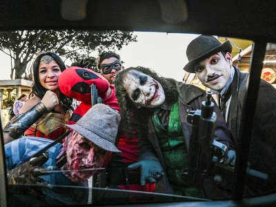 Johnny Tales grimé en Joker accompagné par des imitateurs de Charlie Chaplin, Wonder Woman ou encore Freddy Krueger, le 29 octobre 2019 à Medellin, en Colombie - JOAQUIN SARMIENTO [AFP/Archives]