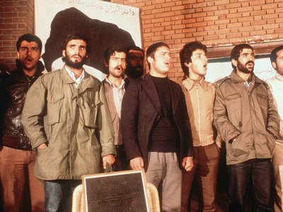Photo prise le 19 novembre 1979 montrant des étudiants révolutionnaires ayant pris en otage les employés de l'ambassade des Etats-Unis en Iran - - [EPU/AFP/Archives]
