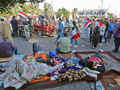 Des manifestants se reposent sur la place Tahrir, coeur de la contestation dans le centre de la capitale irakienne Bagdad, le 1er novembre 2019 - SABAH ARAR [AFP]