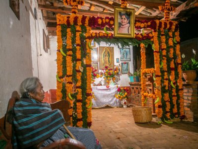 Un autel couvert d'offrandes à l'occasion du Jour des Morts, le 31 octobre 2019 à Santa Fe de la Laguna, au Mexique - ENRIQUE CASTRO [AFP]