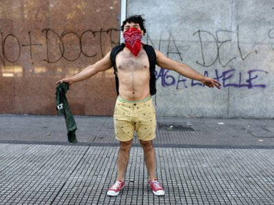 Un étudiant chilien, Carlos Morales, pendant une manifestation à Santiago, le 28 octobre 2019. - Pedro Ugarte [AFP]