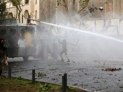 Heurts entre manifestants et forces de police, le 1er novembre 2019 à Santiago du Chili - CLAUDIO REYES [AFP]