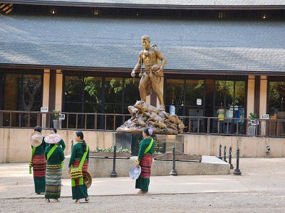 Une statue érigée en mémoire d'un plongeur thaïlandais décédé lors du sauvetage d'une équipe de jeunes joueurs de foot piégés dans la grotte de Thamluang, le 1er novembre 2019 en Thaïlande - Handout [Chiang Rai Provincial Public Relations Office/AFP]