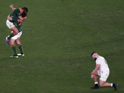 Le talonneur anglais Luke Cowan-Dickie (d) déconfit devant deux joueurs sud-africains heureux de leur victoire en Coupe du monde de rugby, à Yokohama, le 2 novembre 2019 - Behrouz MEHRI [AFP]