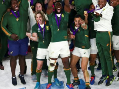 Le capitaine sud-africain Siya Kolisi (c) brandit le trophée de la Coupe du monde de rugby, à Yokohama, le 2 novembre 2019 - Behrouz MEHRI [AFP]
