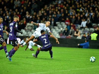 L'attaquant de Lyon Memphis Depay (c) offre la victoire à son équipe en marquant dans le temps additionnel à Toulouse, le 2 novembre 2019 - REMY GABALDA [AFP]