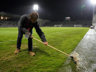 L'était de la pelouse du stade des Costières, gorgée d'eau, a conduit au report de la rencontre Nîmes-Rennes, le 2 novembre 2019 - Pascal GUYOT [AFP]