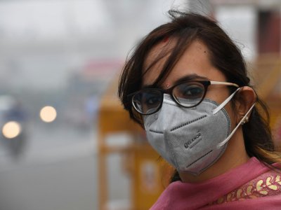 Une femme porte un masque afin de se protéger de la pollution à New Delhi, le 4 novembre 2019 - Prakash SINGH [AFP]