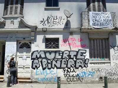 Une maison recouverte de slogans hostiles au pouvoir à Santiago du Chili le 2 novembre 2019 - RODRIGO ARANGUA [AFP]