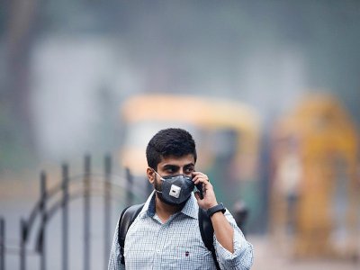 Un homme portant un masque de protection contre la pollution parle sur son téléphone portable, à New Delhi le 4 septembre 2019 - Jewel SAMAD [AFP]