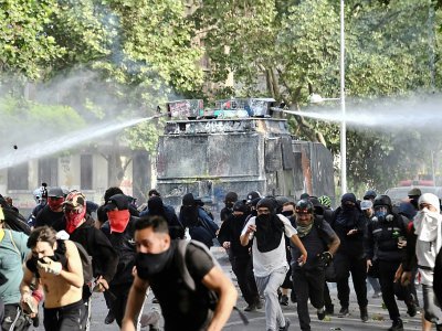 La police emploie des canons à eau contre des manifestants à Santiago du Chili, le 4 novembre 2019 - Martin BERNETTI [AFP]