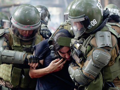 Interpellation d'un manifestant à Santiago du Chili, le 4 novembre 2019 - CLAUDIO REYES [AFP]