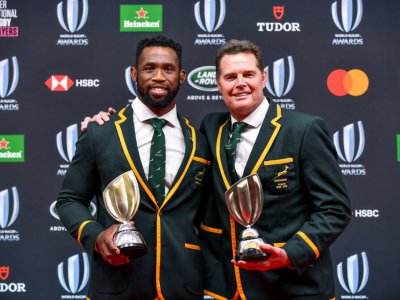 Le sélectionneur des Springboks Rassie Erasmus (d) et leur capitaine Siya Kolisi posent avec leur trophée lors de la cérémonie des Awards 2019 de rugby, le 3 novembre 2019 à Tokyo - Kazuhiro NOGI [AFP]