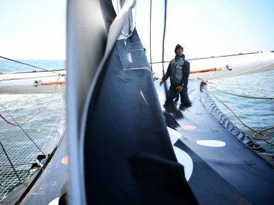 Le skipper français Thomas Coville à bord du muticoque "Sodebo Ultim 3", au large des Sables-d'Olonne, le 20 mai 2019 - Anne-Christine POUJOULAT [AFP/Archives]