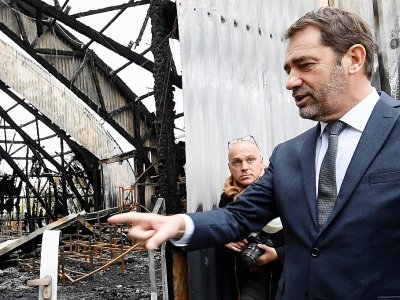 Le ministre de l'Intérieur Christophe Castaner en visite à Chanteloup-les-Vignes (Yvelines) le 5 novembre 2019, trois jours après l'incendie d'une école du cirque - Bertrand GUAY [AFP]