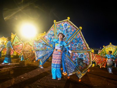 Des danseuses d'une ethnie de l'Etat Shan ouvrent le festival des Lumières de Taunggyi, dans le nord-est de la Birmanie, le 4 novembre 2019 - Ye Aung THU [AFP]