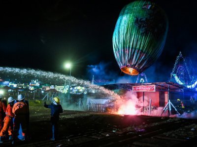 Quelque 200 ballons fabriqués artisanalement sont lancés dans les airs au cours du festival des Lumières de Taunggyi, dans le nord-est de la Birmanie - Ye Aung THU [AFP]