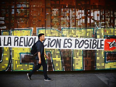 "La révolution est possible" proclame ce graffiti sur un mur de Santiago le 3 novembre 2019 - RODRIGO ARANGUA [AFP]