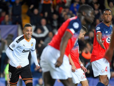 La joie de l'attaquant de Valence Rodrigo Moreno après le but contre son camp du Lillois Adama Soumaoro (C) à Mestalla, le 5 novembre 2019 - JOSE JORDAN [AFP]