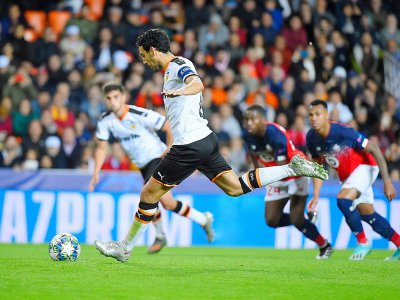 Le capitaine de Valence Daniel Parejo transforme un penalty de l'égalisation face à Lille au stadee Mestalla, le 5 novembre 2019 - JOSE JORDAN [AFP]