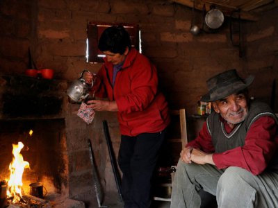 Antonio Sazo et son épouse, tous deux éleveurs de chèvres se reposent dans leur cabane à El Alambrado, dans la province de Mendoza, le 20 octobre 2019 - ANDRES LARROVERE [AFP]