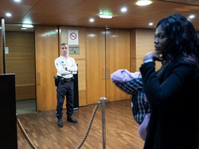 Un policier garde l'entrée du tribunal de Lyon, le 6 novembre 2019 à l'ouverture d'un procès sur un vaste réseau de prostitution - ROMAIN LAFABREGUE [AFP]