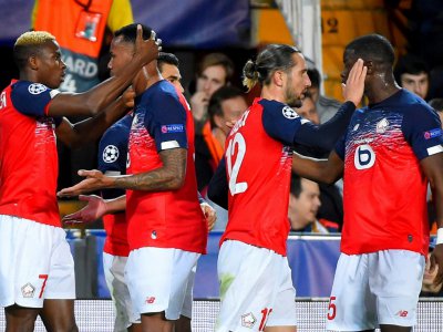 Les joueusde Lille se congratulent après le but de Victor Osimhen (g) contre Valence en C1, le 5 novembre 2019 à Valence - JOSE JORDAN [AFP]