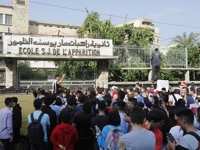 Des étudiants libanais manifestent contre le gouvernement, devant leur lycée à Saïda, dans le sud du Liban, le 6 novembre 2019 - Mahmoud ZAYYAT [AFP]