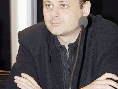 le réalisateur Christophe Ruggia est photographié lors d'une conférence de presse, à Paris le 10 mai 2004, à l'issue de la signature d'un accord entre la chaîne cryptée Canal+ et les organisations professionnelles du cinéma - DANIEL JANIN [AFP/Archives]