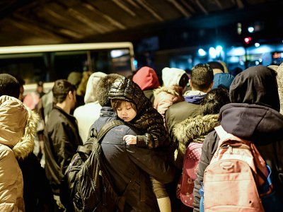 Des migrants sont évacués par la police dans le nord-est de Paris le 7 novembre 2019 - MARTIN BUREAU [AFP]
