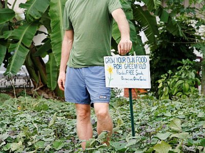 Pendant un an, l'Américain Rob Greenfield, photographié ici en novembre dans le jardin où il vit à Orlando, ne s'est alimenté que de ce qu'il pouvait cultiver ou trouver dans la nature - Gregg Newton [AFP]