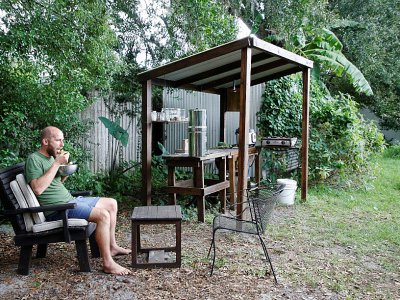 Rob Greenfield, ici le 4 novembre 2019, s'est installé une cusine à l'air libre dans le jardin où il vit depuis un an à Orlando, en Floride - Gregg Newton [AFP]