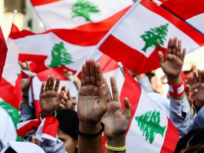 Des étudiants libanais agitent des drapeaux libanais lors d'une manifestation antigouvernementale à Saïda, dans le sud du Liban, le 6 novembre 2019 - Mahmoud ZAYYAT [AFP]