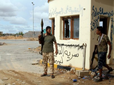 Des combattants loyaux au gouvernement libyen (GNA) reconnu par la communauté internationale sur une ligne de front au sud de Tripoli le 8 octobre 2019. - Mahmud TURKIA [AFP/Archives]