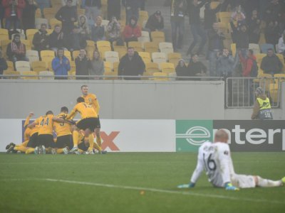 Les joueurs d'Olexandriya viennent d'égaliser dans le temps additionnel et le gardien de Saint-Etienne Stéphane Ruffier (d) est dépité, en match de Ligue Europa, le 7 novembre 2019 à Lviv (Ukraine) - Genya SAVILOV [AFP]