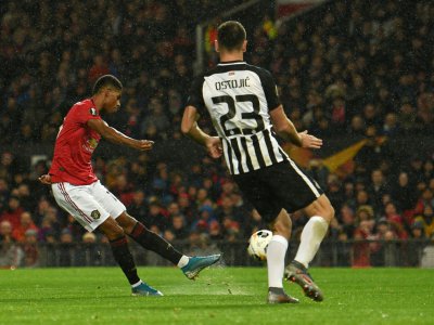 L'attaquant de Manchester United Marcus Rashford (g) tire et marque contre Partizan Belgrade en Ligue Europa, le 7 novembre 2019 à Manchester - Oli SCARFF [AFP]