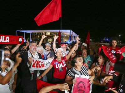 Démonstration de joie de partisans de l'ex-président Luiz Inacio Lula da Silva, suite à l'arrêt de la cour suprême du Brésil, pouvant permettre sa libération, le 7 novembre à Brasilia - STR [AFP]