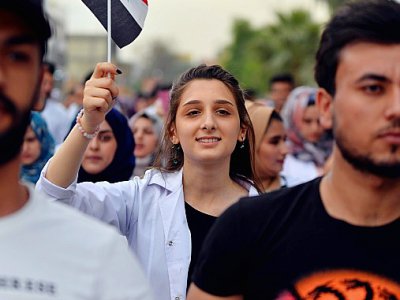 Une Irakienne brandit un drapeau national lors d'un rassemblement contre le pouvoir, à Hilla, au sud de Bagdad, le 7 novembre 2019 - Haidar HAMDANI [AFP]