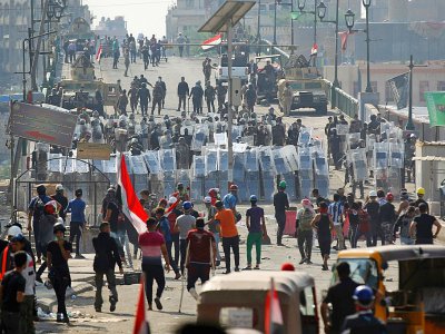 Manifestants antigouvernementaux et forces de sécurité se font face sur le pont al-Chouhada, à Bagdad, le 7 novembre 2019 - AHMAD AL-RUBAYE [AFP]