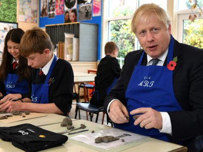 Le Premier ministre britannique Boris Johnson, en campagne électorale, fait du modelage dans un cours d'arts plastiques dans une école à l'ouest de Nottingham le 8 novembre 2019 - Daniel LEAL-OLIVAS [POOL/AFP]