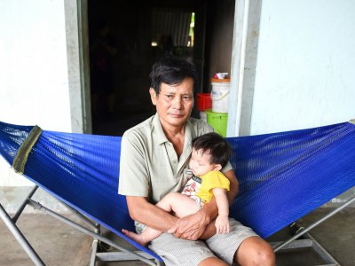 Hoang Lanh, père de Hoang Van Tiep, 18 ans, décédé dans un camion frigorifique alors qu'il tentait d'immigrer illégalement au Royaume-Uni, dans sa maison de Dien Thinh  au Vienam le 28 octobre 2019 - Nhac NGUYEN [AFP/Archives]