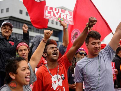 Des partisans de Lula, le 8 novembre 2019 à Curitiba, dans le sud du Brésil. - Henry MILLEO [AFP]