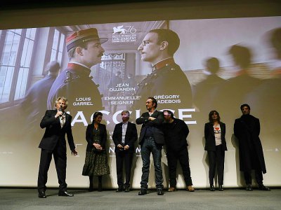 Roman Polanski (G)  Jean Dujardin (C),  Louis Garrel (D) et Emmanuelle Seigner (D), lors de la présentation du film "J'accuse", le 4 novembre 2019 à Paris - Thomas SAMSON [AFP/Archives]