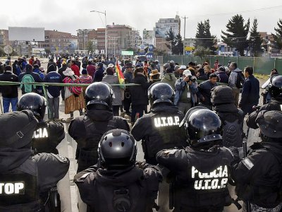 Des policiers anti-émeutes gardent les abords de l'aéroport à La Paz, le 5 novembre 2019 - AIZAR RALDES [AFP/Archives]